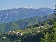 12 Salendo in Corna Bianca zoom su Miragolo San Marco, frazione di Zogno